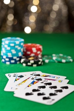 Lightning Roulette wheel with highlighted multiplier numbers on flora 77 live-dealer table